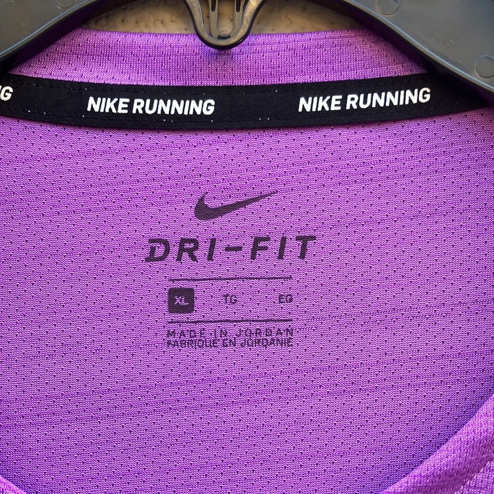 Mens Nike running short sleeve t-shirt.  Pretty color! - Picture 2 of 4